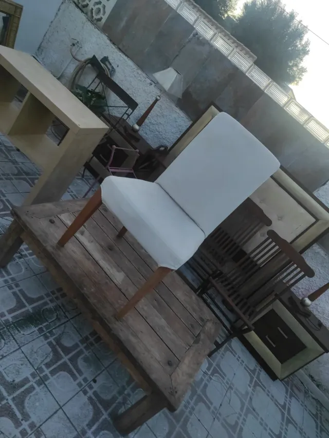 Mesa de madera y silla blanca