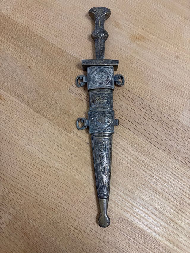 Daga medievale decorata