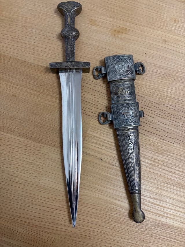 Daga medievale decorata