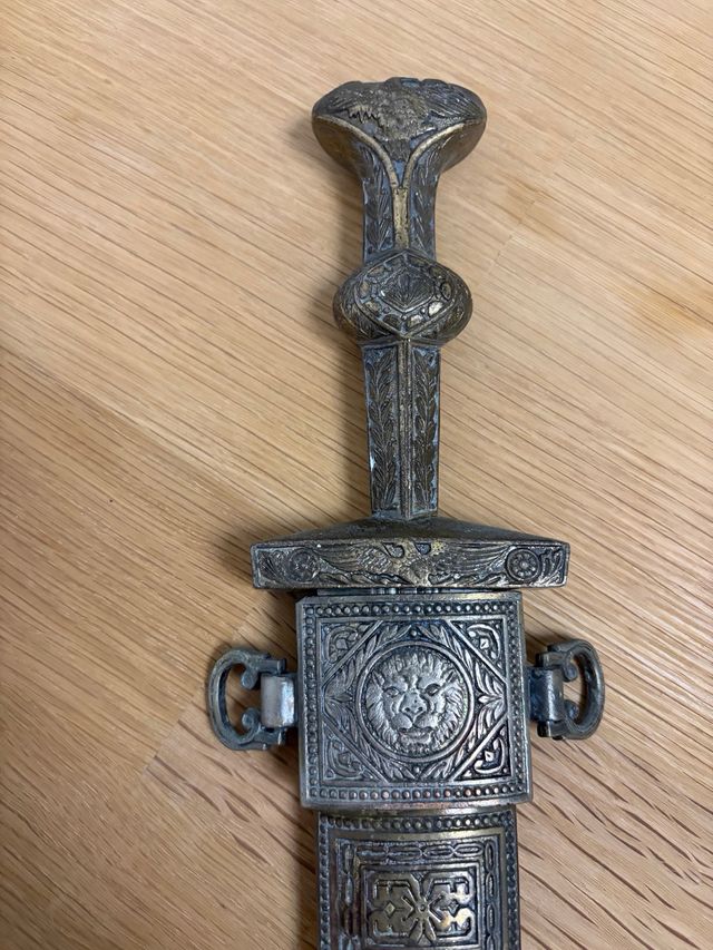 Daga medievale decorata