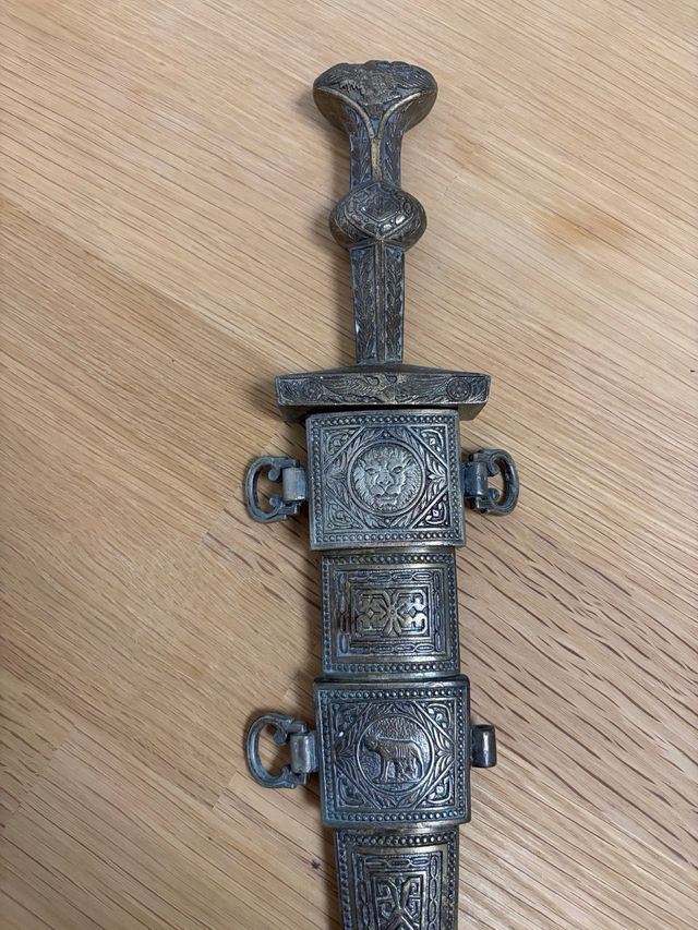 Daga medievale decorata