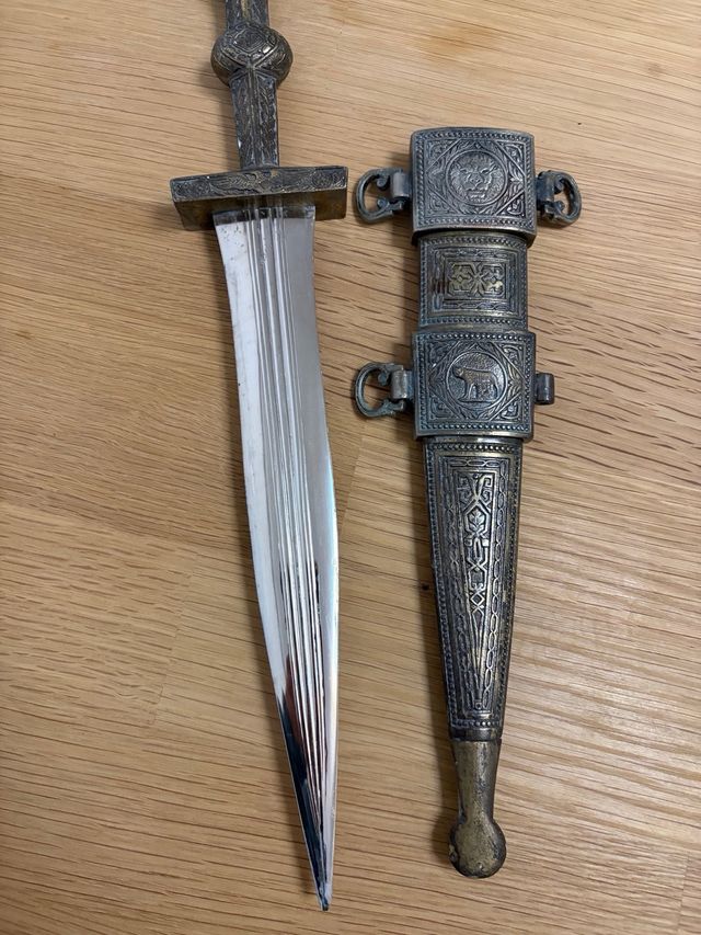 Daga medievale decorata