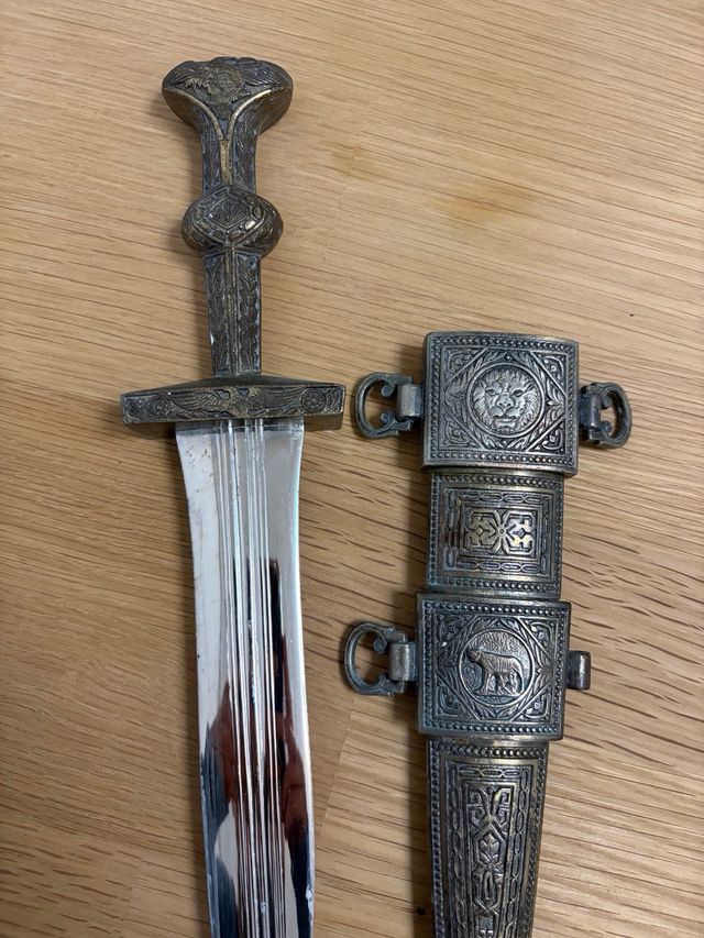 Daga medievale decorata