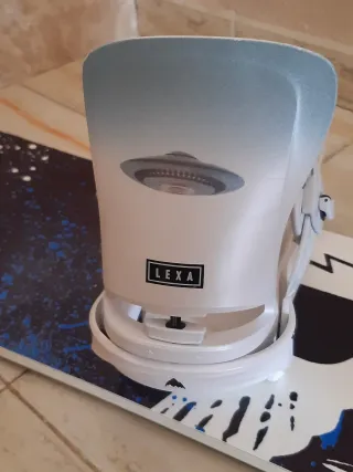 Snowboard con fijaciones