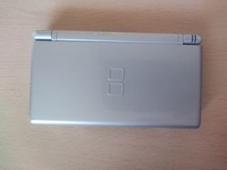 Nintendo DS Lite Plateada con Cargador