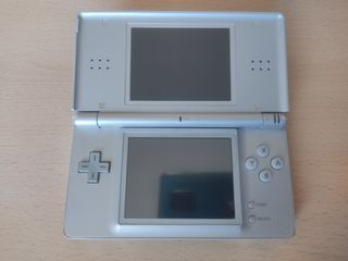 Nintendo DS Lite Plateada con Cargador