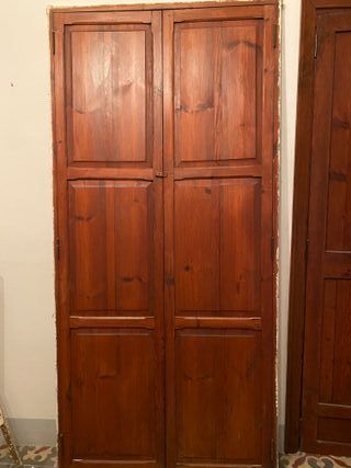 Puerta de armario antigua de madera