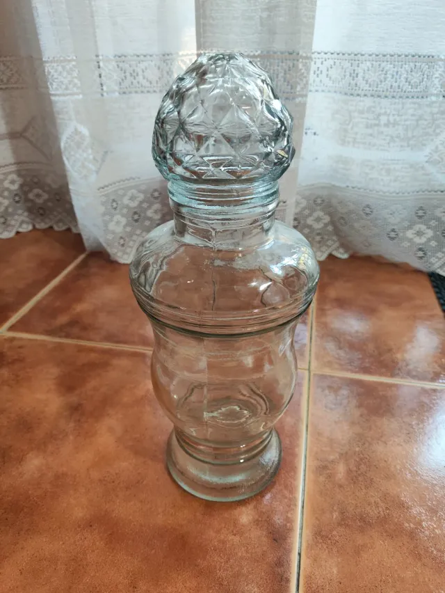 Antico barattolo in vetro con tappo intagliato