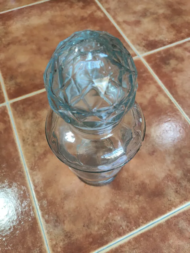 Antico barattolo in vetro con tappo intagliato