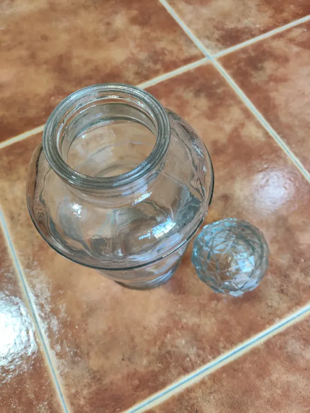 Antico barattolo in vetro con tappo intagliato