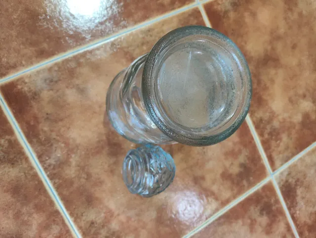 Antico barattolo in vetro con tappo intagliato