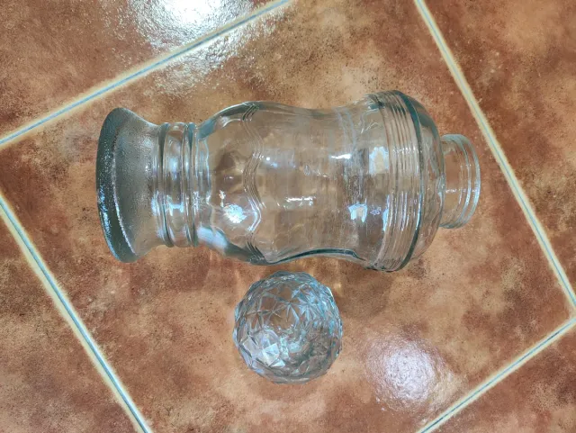 Antico barattolo in vetro con tappo intagliato