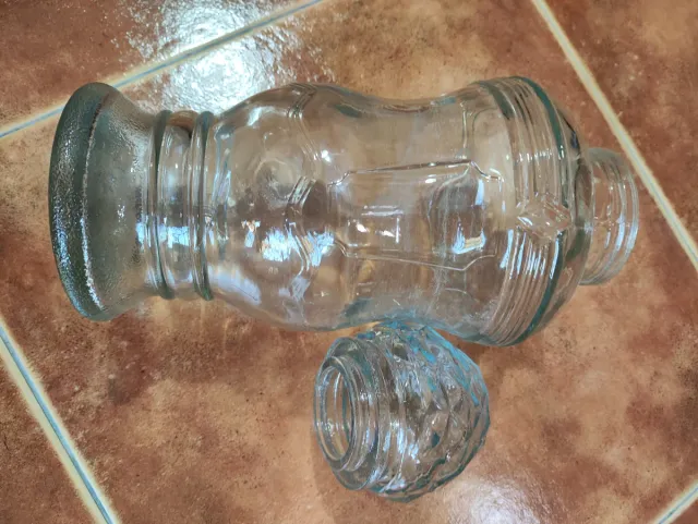 Antico barattolo in vetro con tappo intagliato