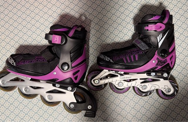 Set di pattini in linea, casco, protezioni e borsa.