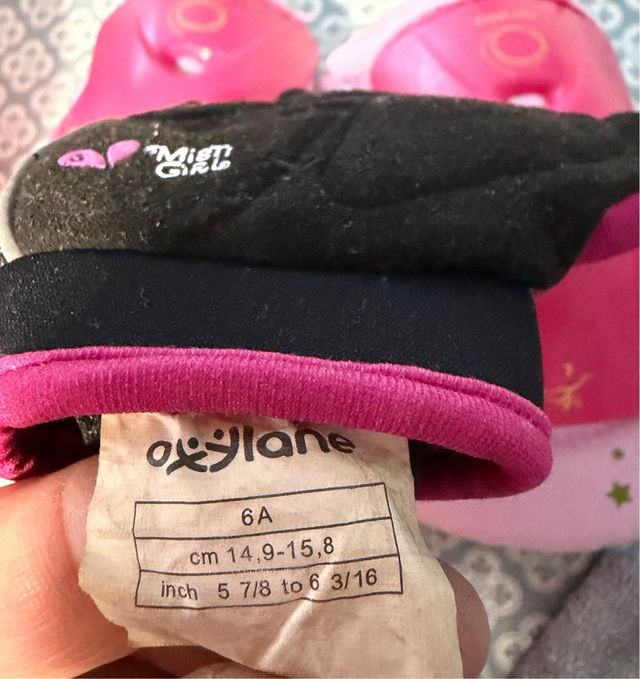 Set di pattini in linea, casco, protezioni e borsa.