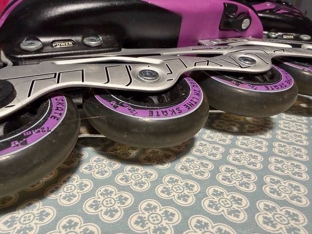 Set di pattini in linea, casco, protezioni e borsa.