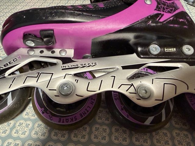 Set di pattini in linea, casco, protezioni e borsa.