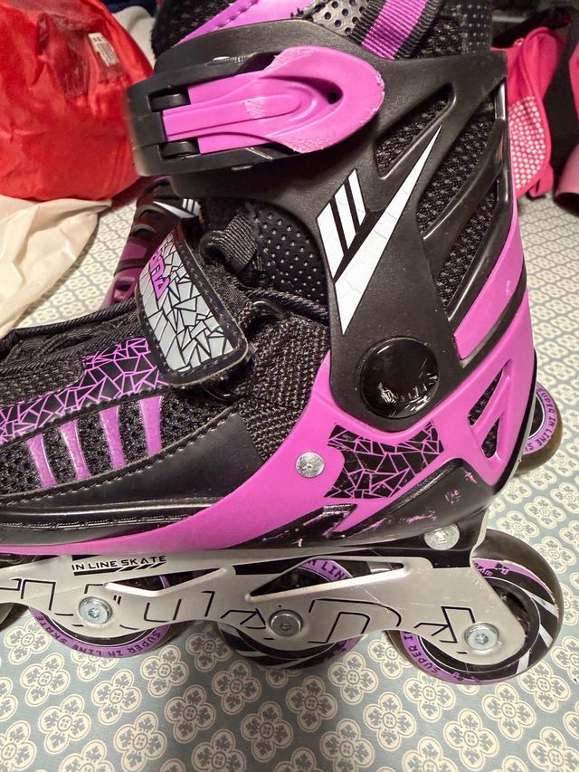 Set di pattini in linea, casco, protezioni e borsa.