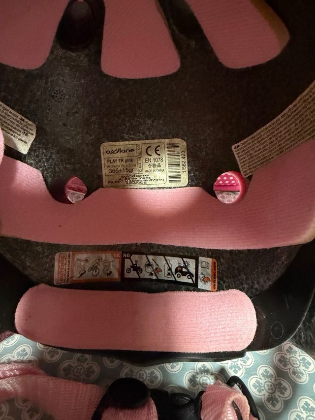 Set di pattini in linea, casco, protezioni e borsa.