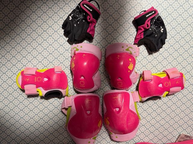 Set di pattini in linea, casco, protezioni e borsa.