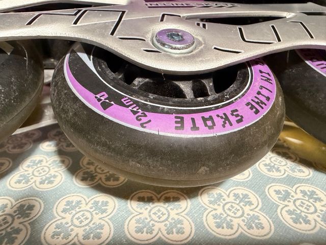 Set di pattini in linea, casco, protezioni e borsa.