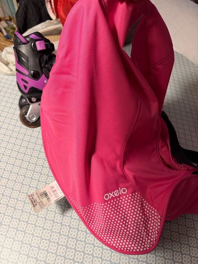 Set di pattini in linea, casco, protezioni e borsa.