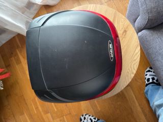 Baúl Daelim Moto Negro con Luz Roja