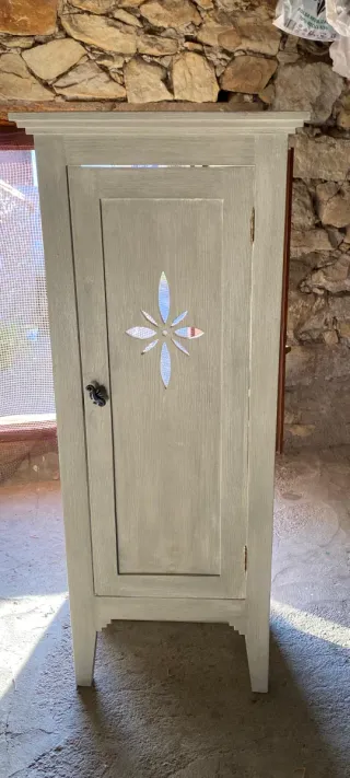 Mueble de madera beige y gris