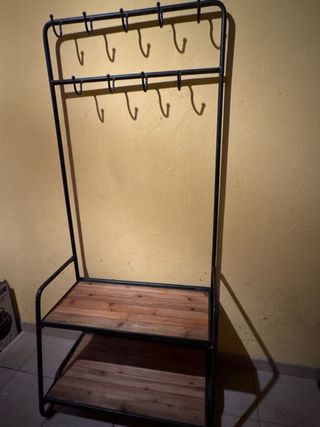 Perchero con estanterías de madera