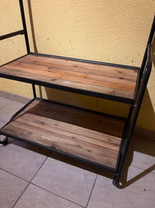 Perchero con estanterías de madera