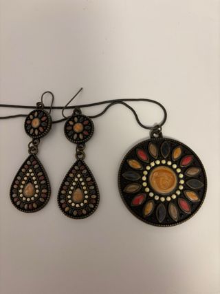 Colgante y pendientes étnicos