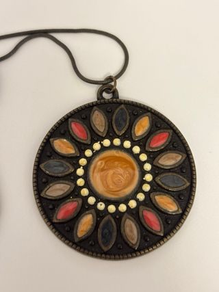 Colgante y pendientes étnicos