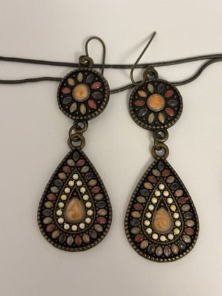 Colgante y pendientes étnicos