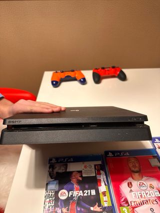 PS4 con 2 mandos y 3 juegos FIFA