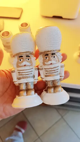 Portacandele schiaccianoci bianchi e oro