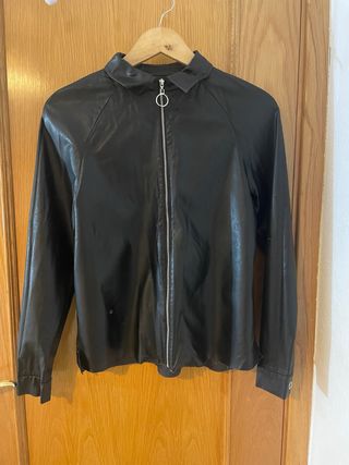 Chaqueta efecto piel Zara Talla XS
