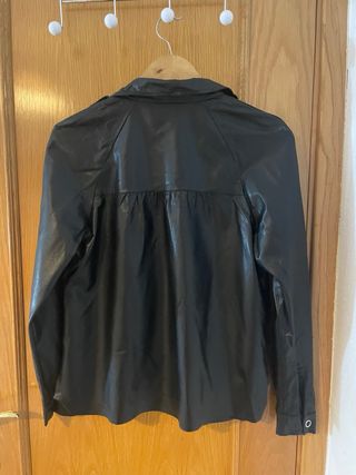 Chaqueta efecto piel Zara Talla XS