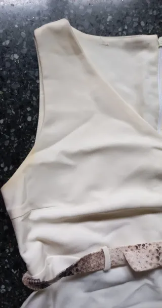 Vestito bianco con cintura