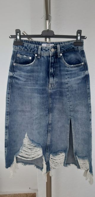 Falda vaquera midi. Nueva sin estrenar. Bershka. T