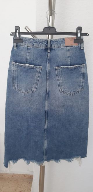 Falda vaquera midi. Nueva sin estrenar. Bershka. T