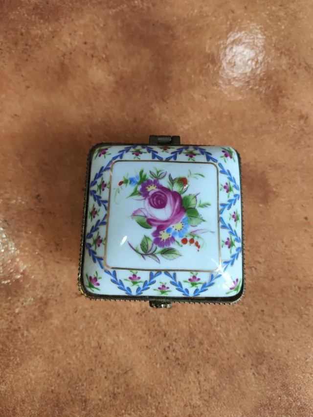 Scatola piccola in porcellana dipinta a mano Limoges