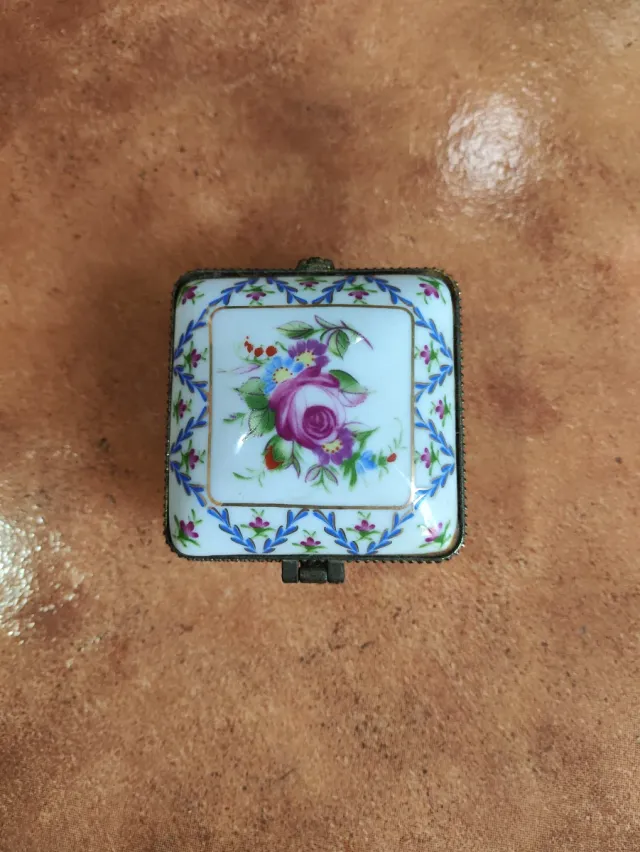 Scatola piccola in porcellana dipinta a mano Limoges