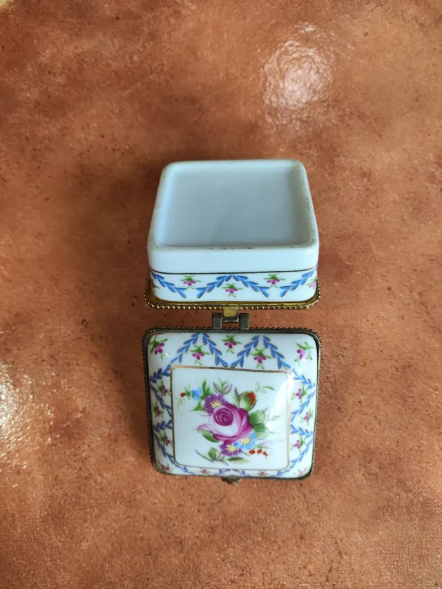Scatola piccola in porcellana dipinta a mano Limoges