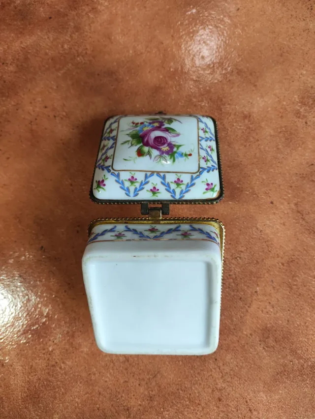 Scatola piccola in porcellana dipinta a mano Limoges