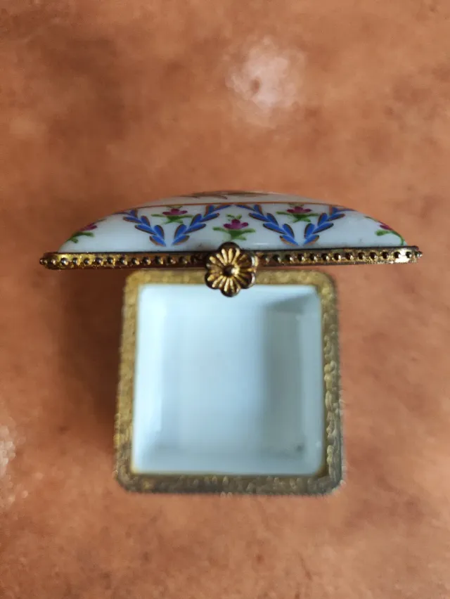Scatola piccola in porcellana dipinta a mano Limoges