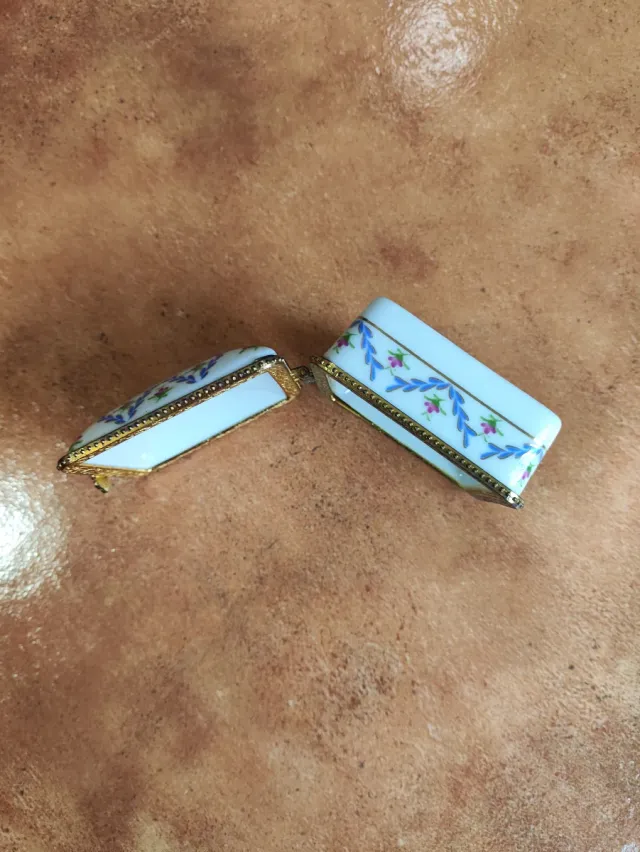 Scatola piccola in porcellana dipinta a mano Limoges