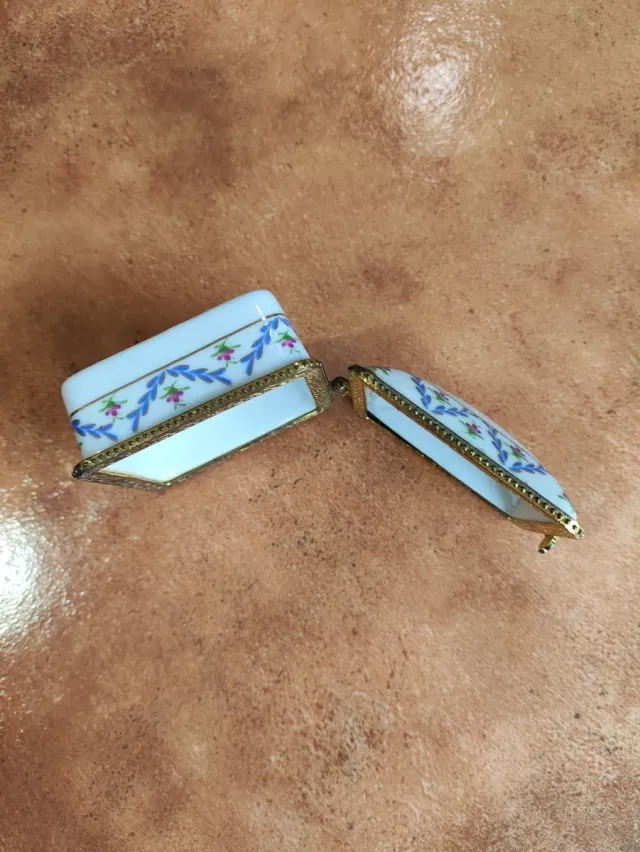 Scatola piccola in porcellana dipinta a mano Limoges