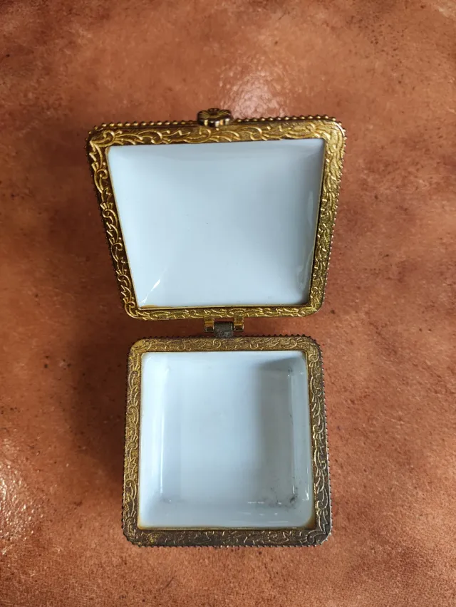 Scatola piccola in porcellana dipinta a mano Limoges