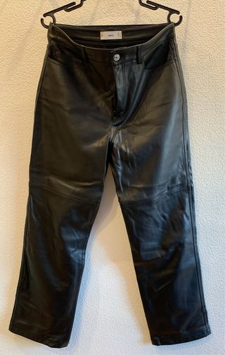 Pantalones efecto cuero Mango negros