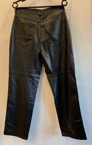 Pantalones efecto cuero Mango negros